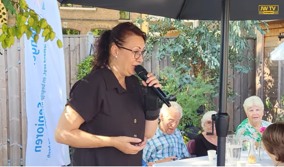 Senioren genieten van tuinfeest in Schiedam Zuid