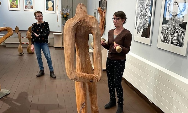 Sasha Zuidam geeft workshop linosnijden bij Tavenu