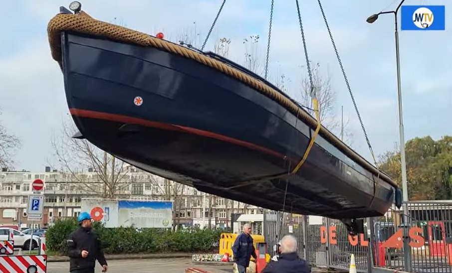 Fluisterboten uit Buitenhaven getakeld en in Glasfabriek gestald