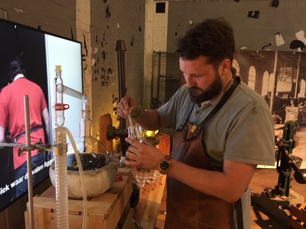 Hoofdstoker laat op het IDDF het distillatieproces zien