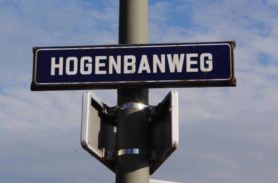 Als postbezorgers verklede jongens overvallen vrouw in haar woning