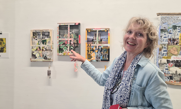 Andie Wieringa achter de geraniums bij KunstWerkt