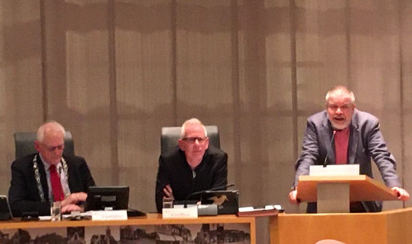 Mogen medewerkers van gemeente standpunt uiten dat botst met standpunt college?