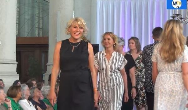 Een impressie van modeshow van 'Schiedamsche Vrouwen' in de kerk