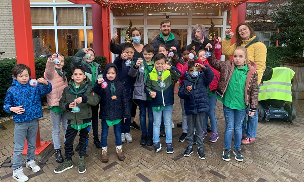 250 welpen versierden kerstballen voor ouderen