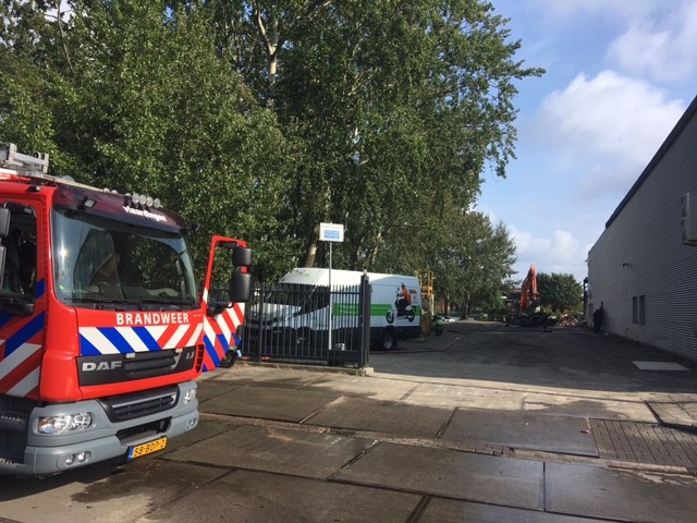 Brand in loods met deelscooters