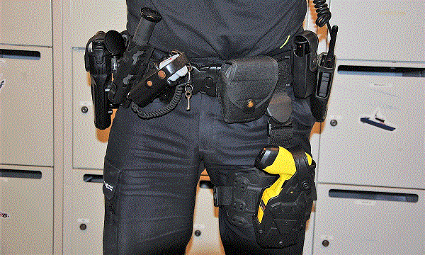 Man op scooter zigzagt over snelweg en vlucht door het weiland