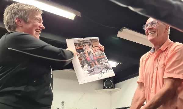 Anne Wenzel presenteert bokskalender 2024