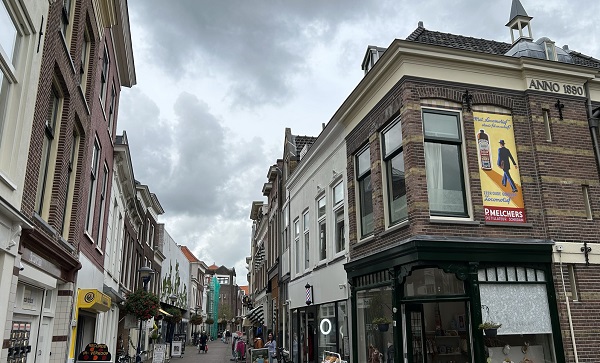 Onthulling zestal historische jeneverreclames