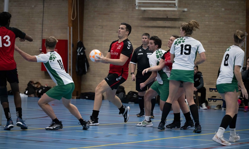 Nexus verliest in slotfase van naaste belager ACKC