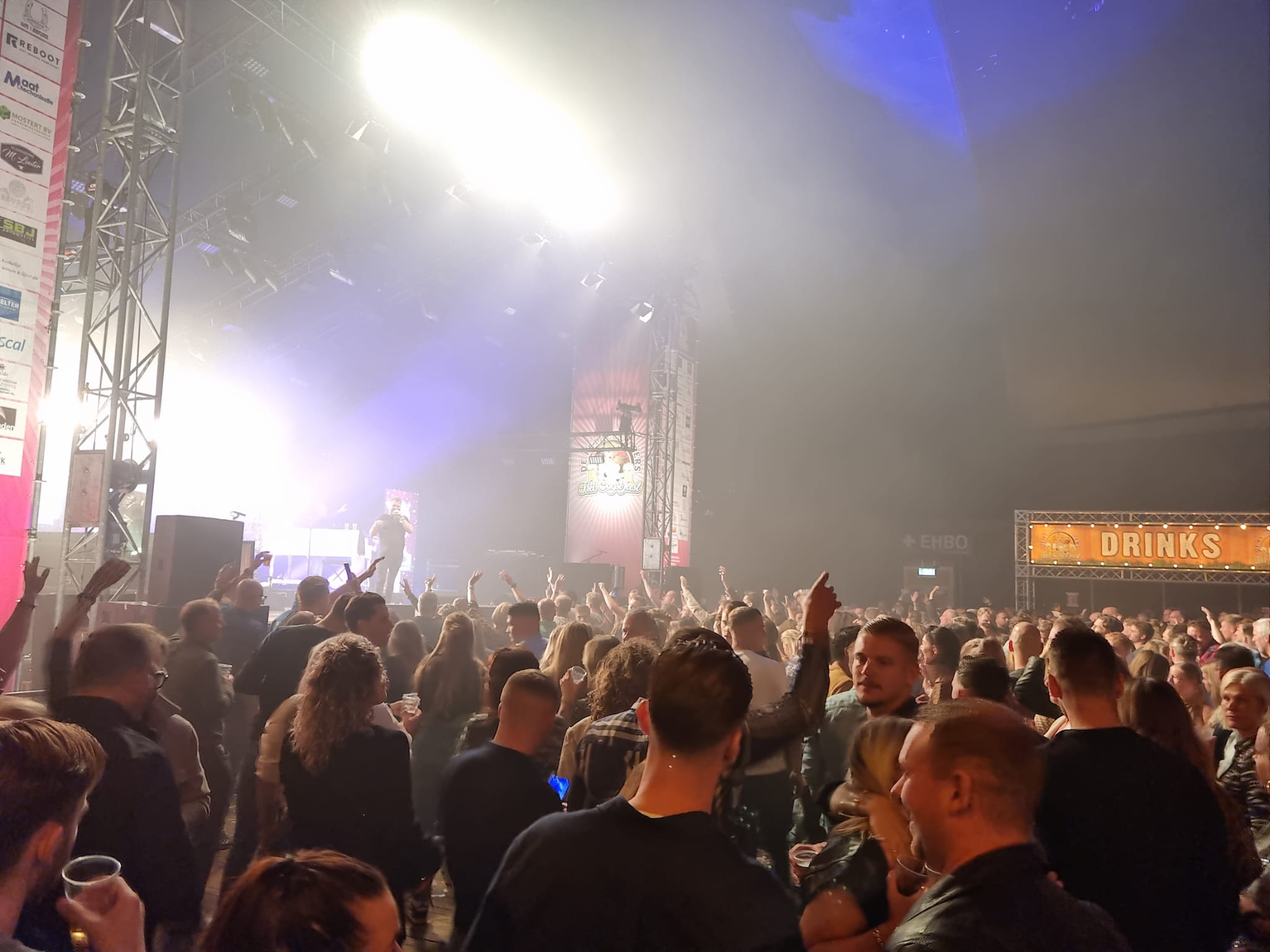 Volop muziek en gezelligheid in tent op Oogstfeest Kethel