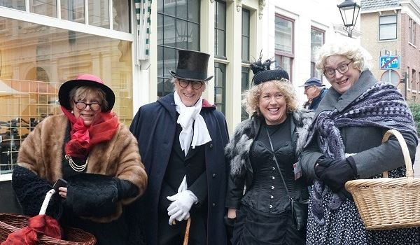 Dickens Festijn gaat voor feest mét kerstmarkt in Lange Kerkstraat