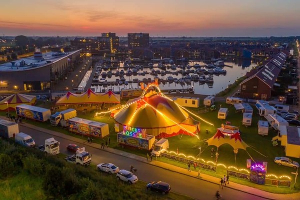 Hooggeëerd Publiek!