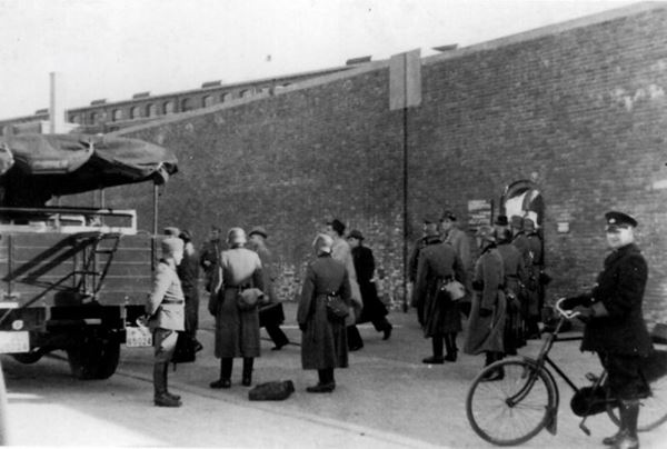 Wie herkent de mannen op deze foto?