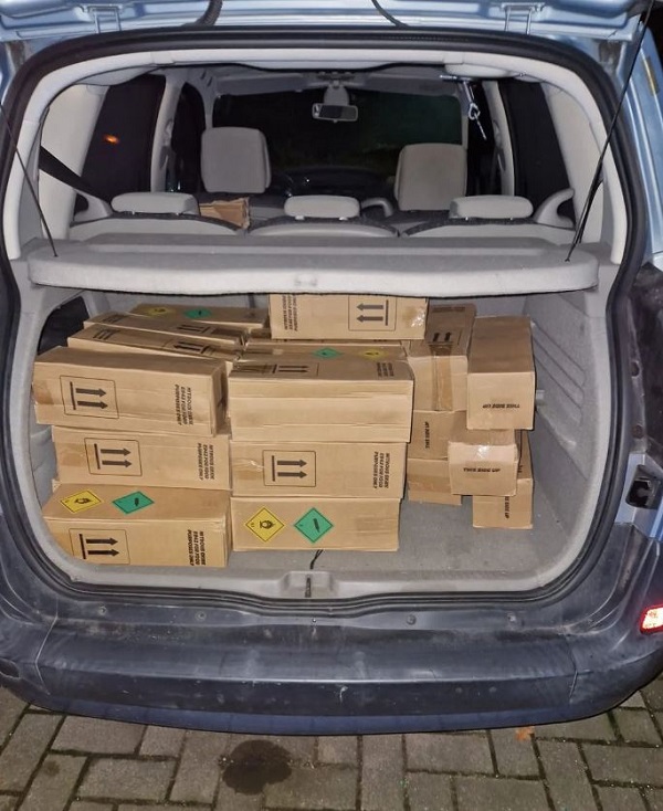 Persoon met 34 lachgasflessen in de auto gearresteerd