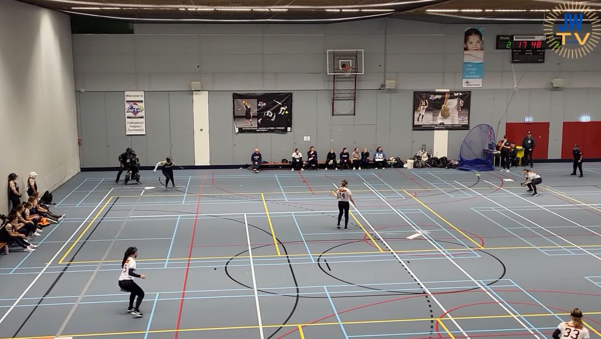Internationaal topsoftbal in sporthallen in Schiedam