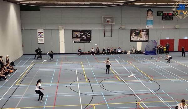 Internationaal topsoftbal in sporthallen in Schiedam