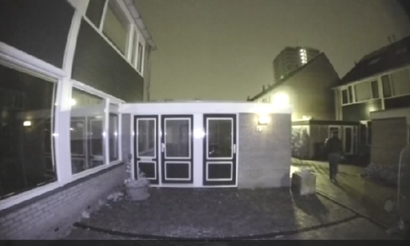 Twee nachtelijke wandelaars checken de deuren van huizen
