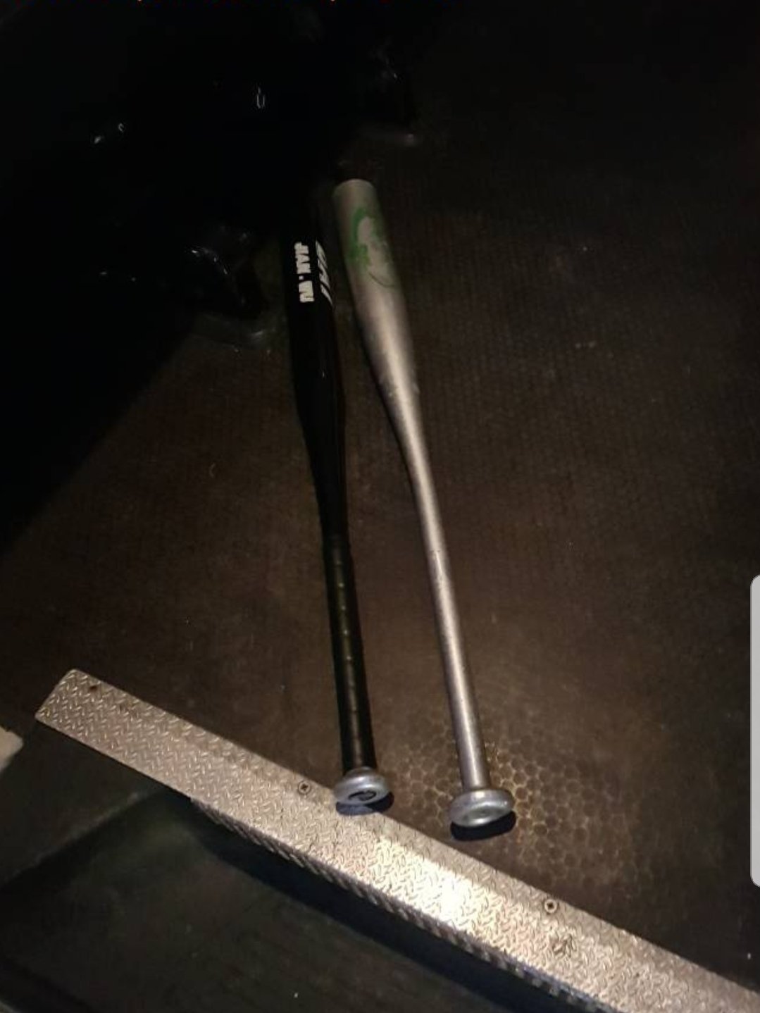 Auto aan de kant gezet waarvan kofferbak door knuppel werd opengehouden