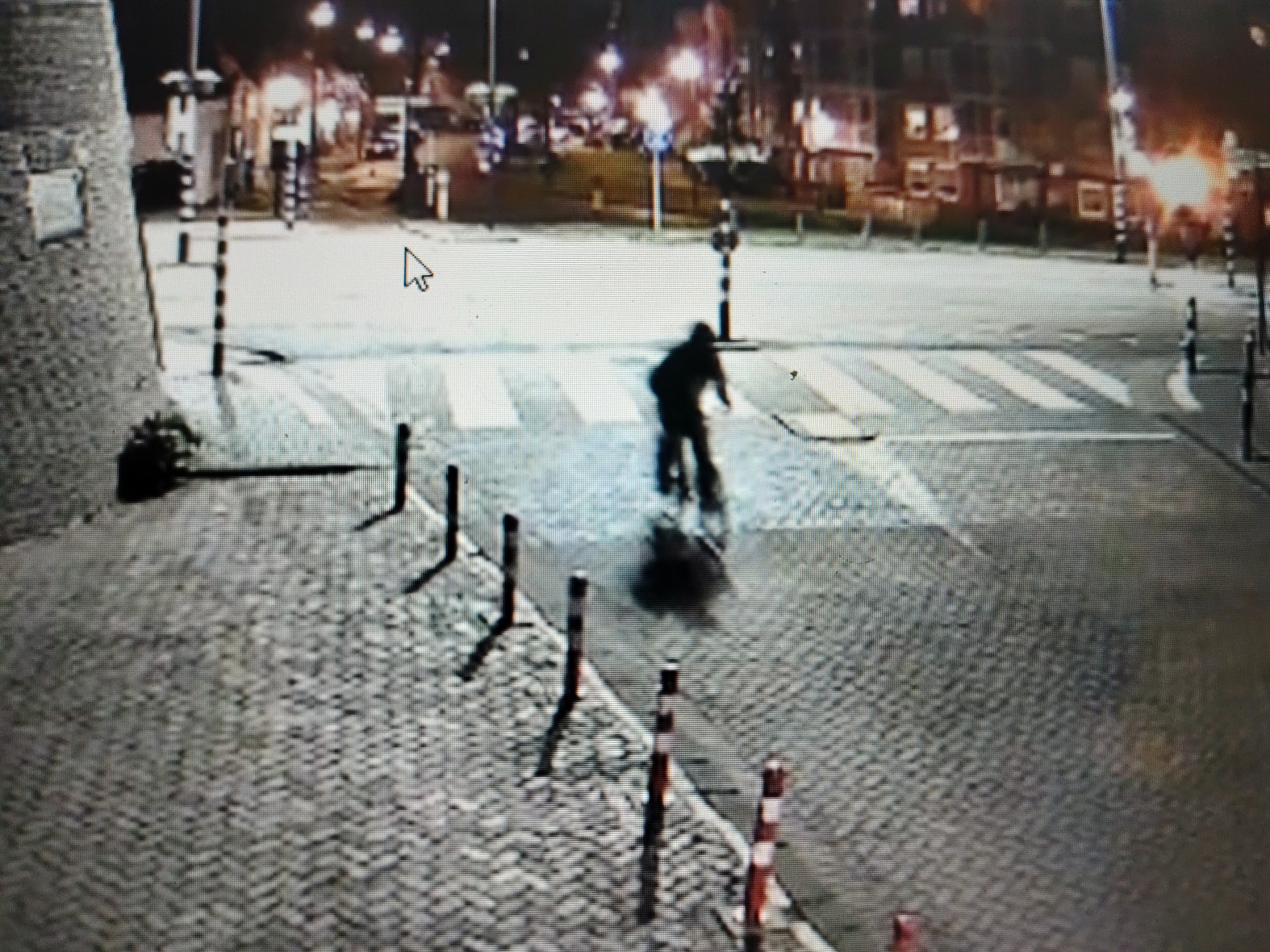 Opsporing Verzocht toont dit camerabeeld van verdachte van steekincident