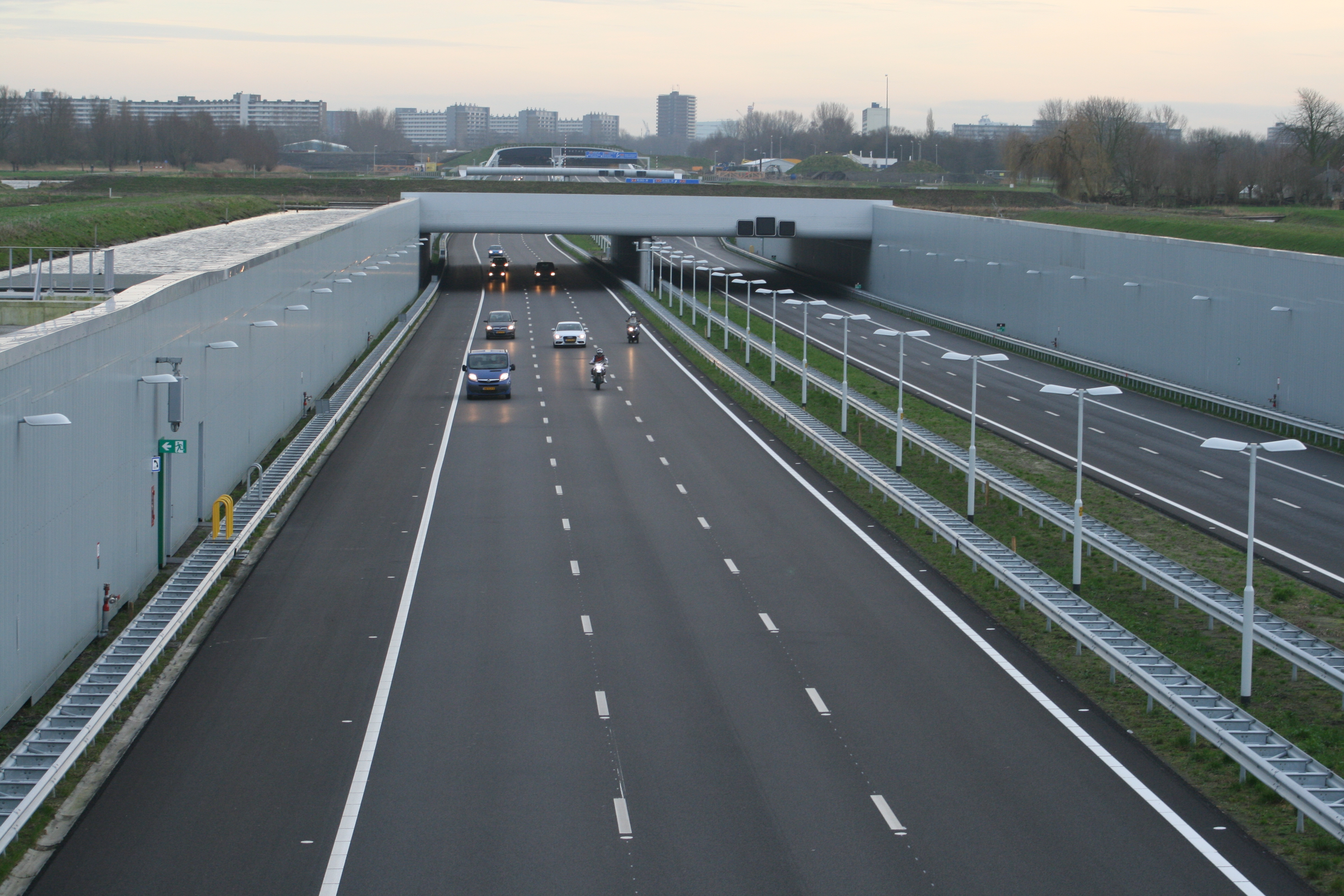 Automobilist op A4 rijdt meerdere malen opzettelijk tegen andere auto
