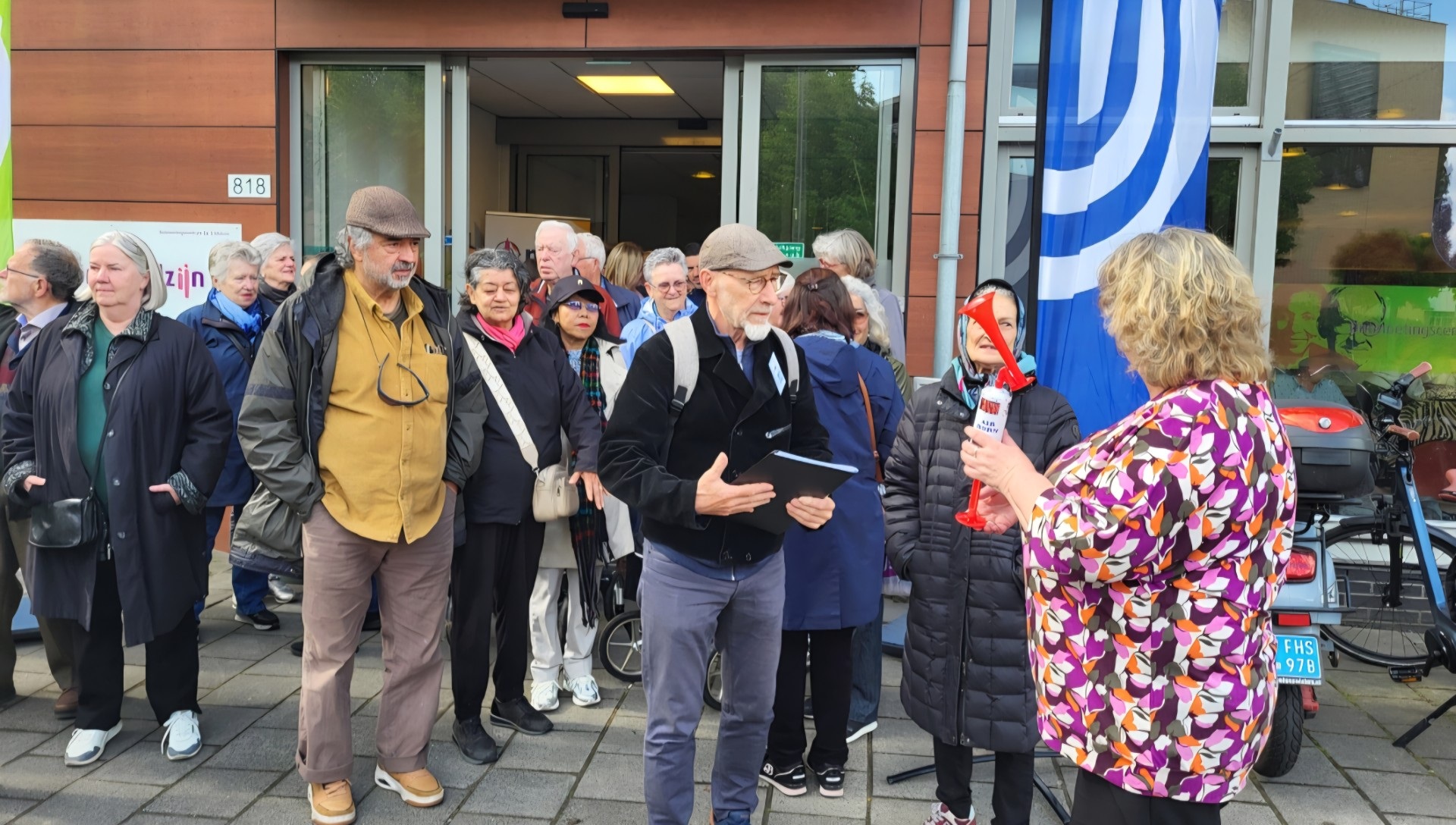 Nationale Beweegweek voor ouderen start met wandeling