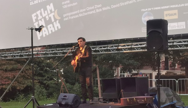 Simon Keats opende uitverkocht filmfestival in het park