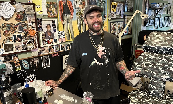 Tattooartist Hans Pasztjerik ontwierp etiket voor Branderswijn