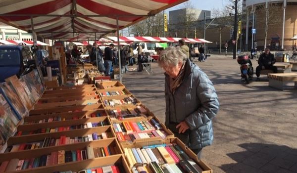 Schiedamse boekenmarkt op zaterdag 8 april 