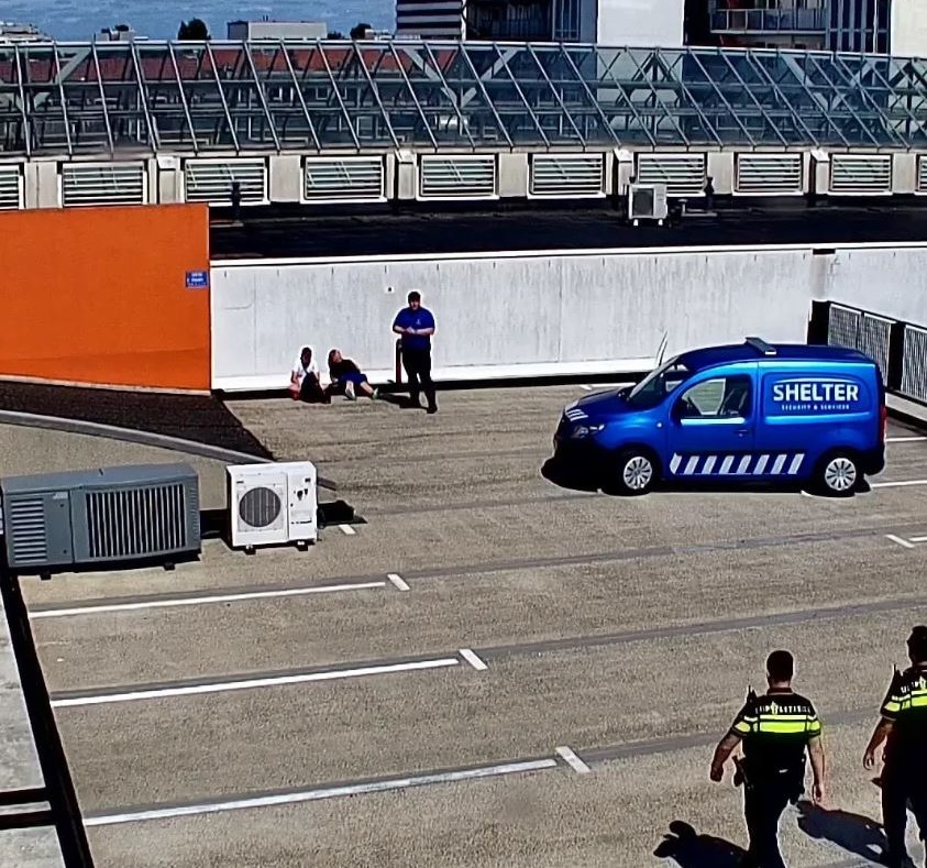 Politie opgeroepen voor jongeren met bivakmutsen op dak parkeergarage