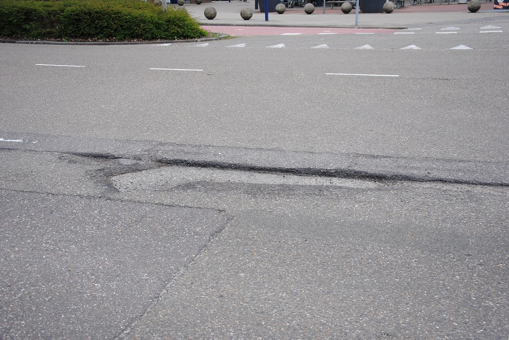 Asfalt Zwaluwlaan is een gevaarlijke gatenkaas