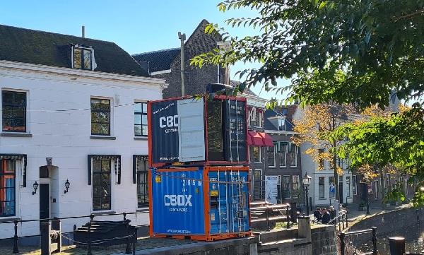 Vanuit deze containers komt een 3D-projectie op de Korenbeurs