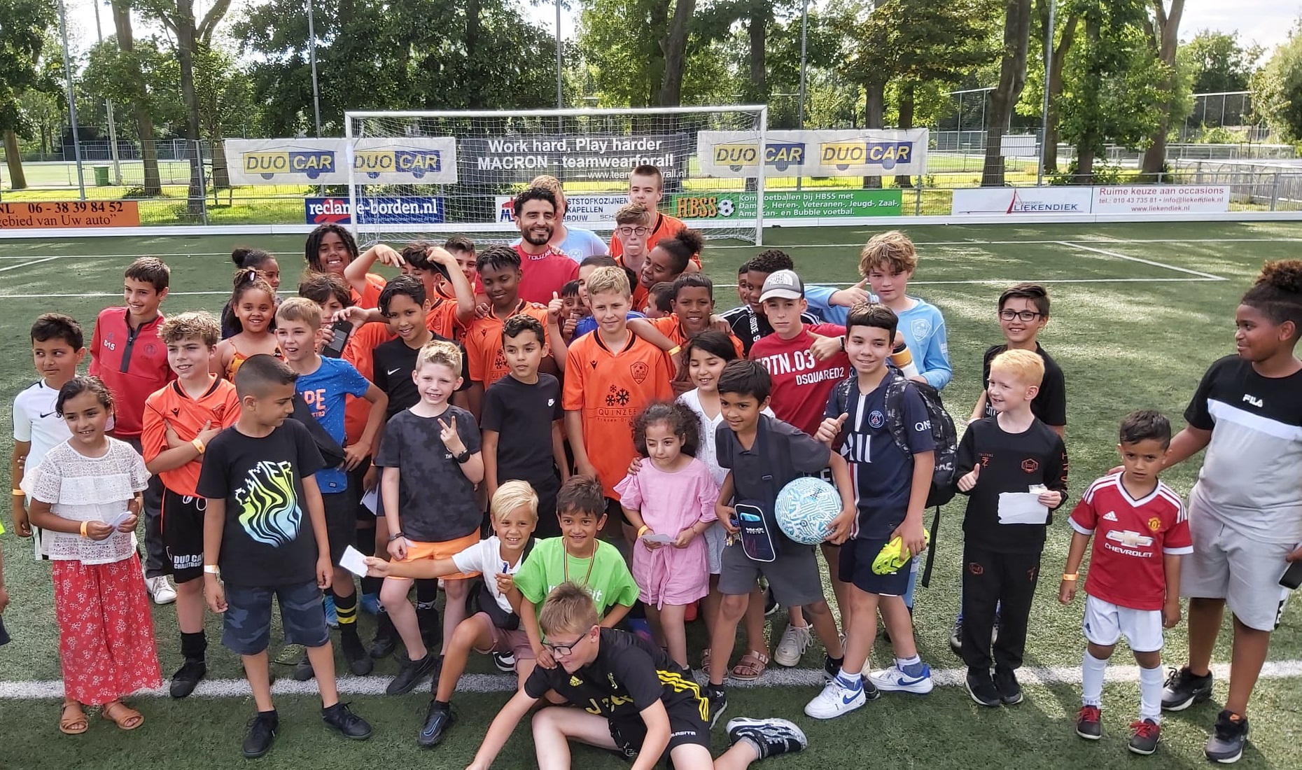 HBSS-jeugd omringt straatvoetballer Touzani