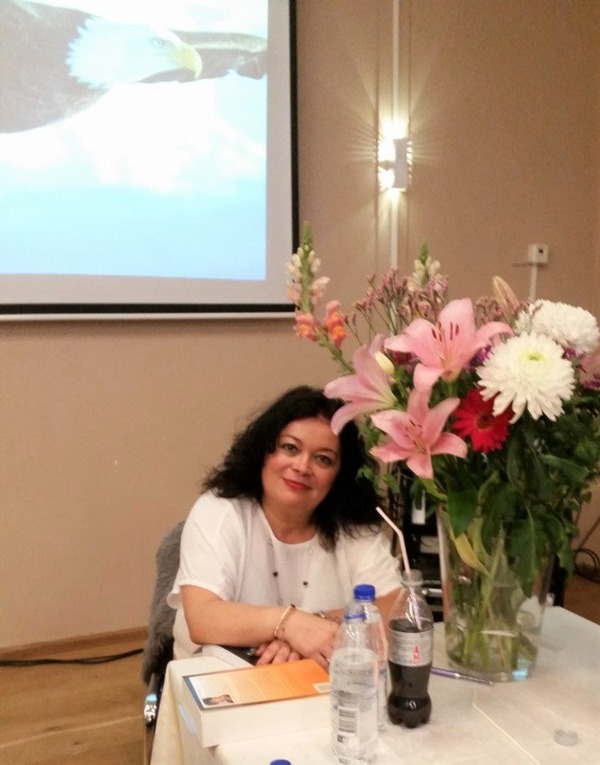 Medium Tresi Barros treedt op in Schiedam