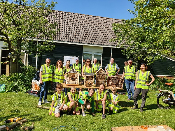 Rotaryclub Schiedam de Veste bouwt insectenhotels