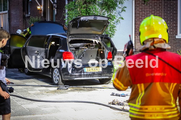 Auto verwoest na brand Julianalaan Schiedam