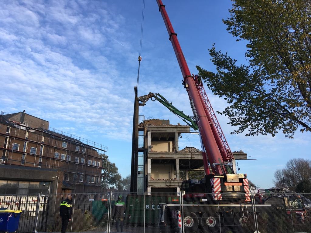 Stuk van hek van Havendijk Hotel bezwijkt onder vallend puin