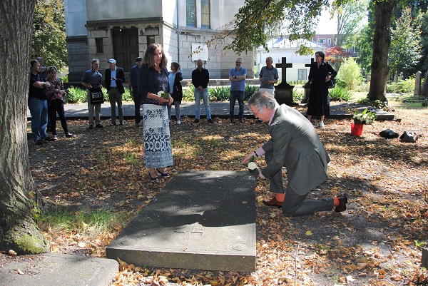 Bijzondere bloemlegging op begraafplaats bij begraven branders