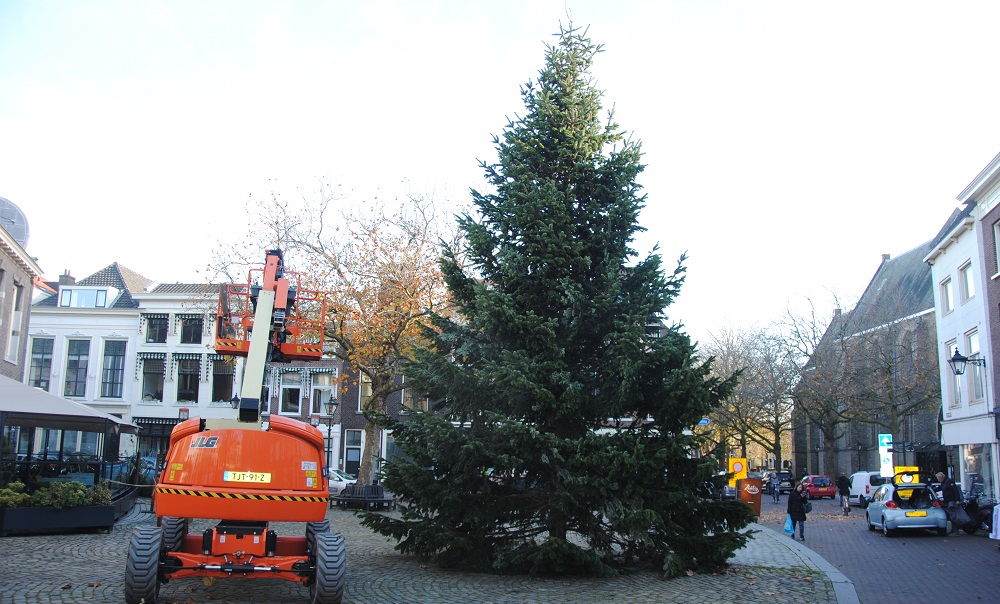 De grote kerstboom aan de Grote Markt staat er