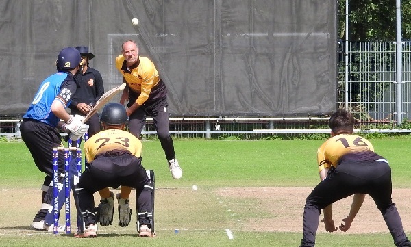 51-jarige voorzitter Luuk van Troost is het cricketen nog geenszins verleerd