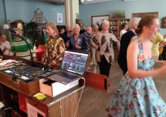 Dansend het jaar uit in Soos Blauwhuis