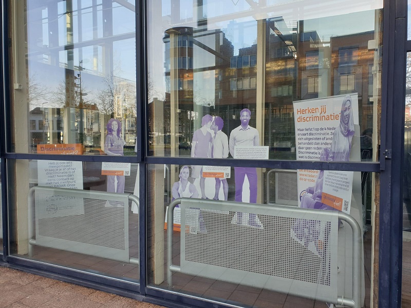 Yasmine mag tijdens werk geen hoofddoek dragen; is dit discriminatie?