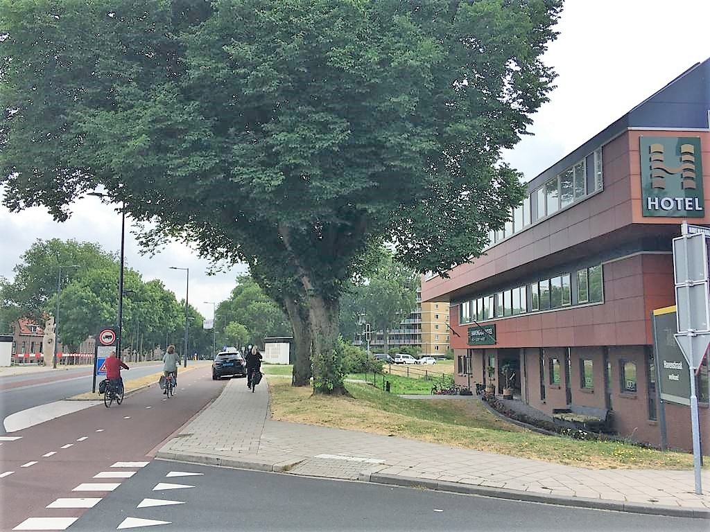 Taxi parkeert op fietspad; hotel heeft geen taxistandplaats