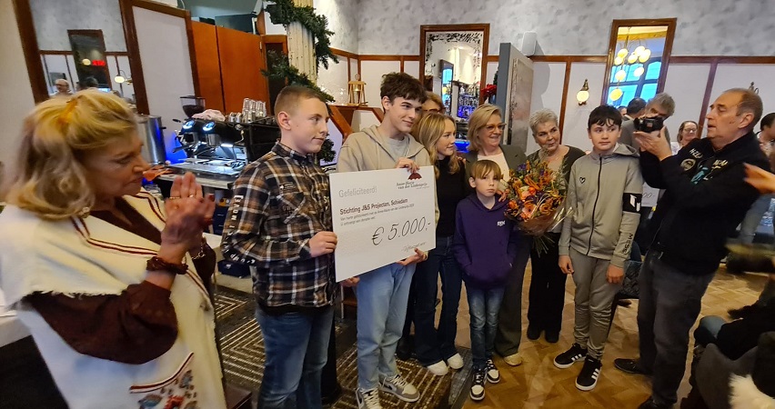 Donatie van 10.000 euro voor basketbalveld Maasboulevard