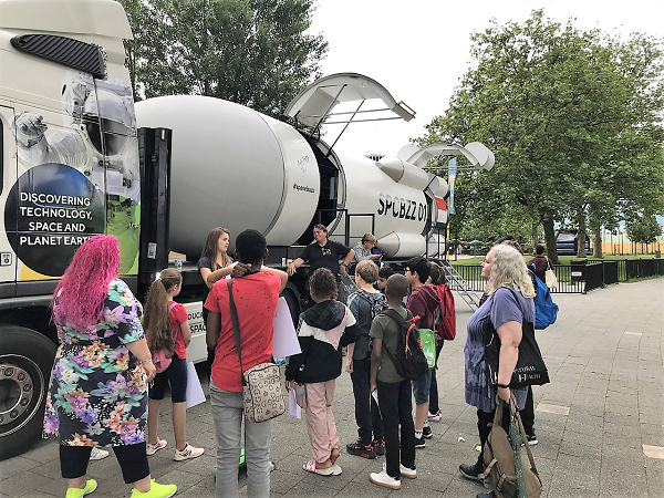 Kinderen sluiten weekendschool af met virtuele ruimtereis