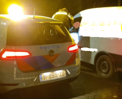 Bierdrinkers in geparkeerde bestelbus lopend naar huis gestuurd