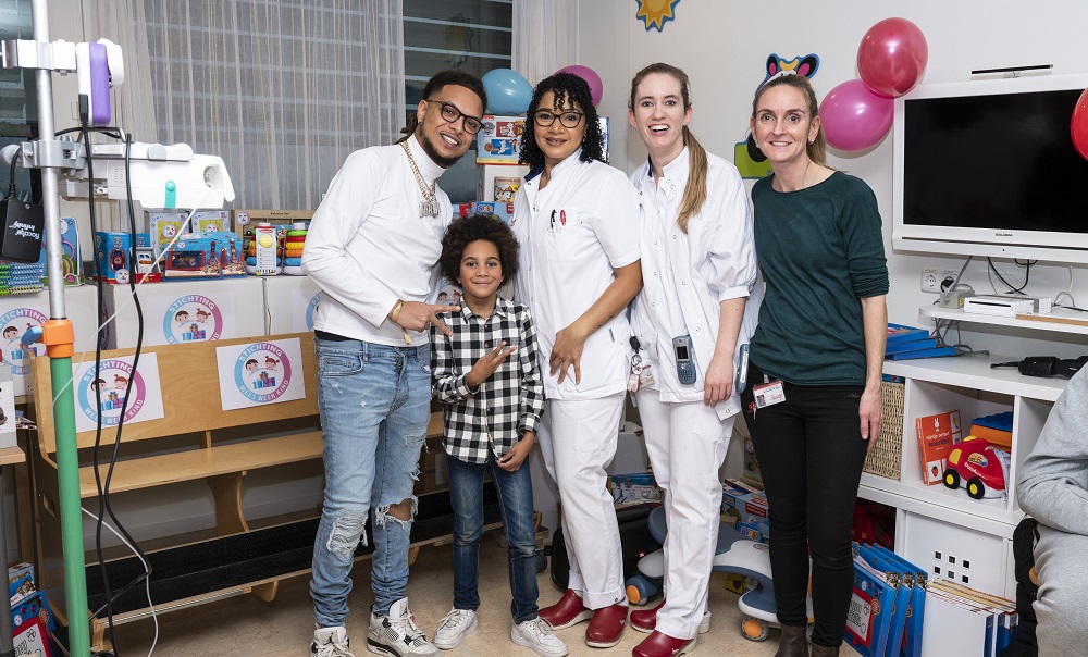 Ronnie Flex bezoekt kinderen in het ziekenhuis