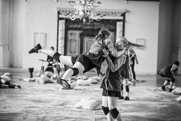 Dansvoorstelling ‘Kop in het Zand’ in Dirkzwager-loods