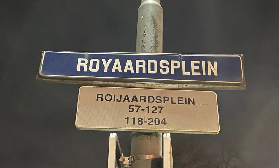 Hoe heet de man en het plein nou?