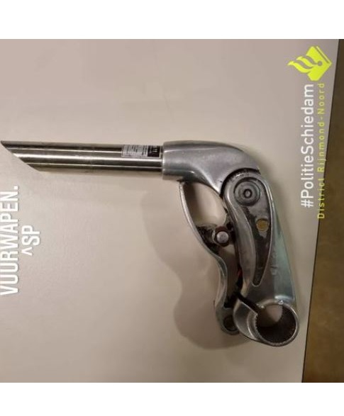 Politie voert benaderingstechniek gevaarlijke verdachten uit op de Hoogstraat